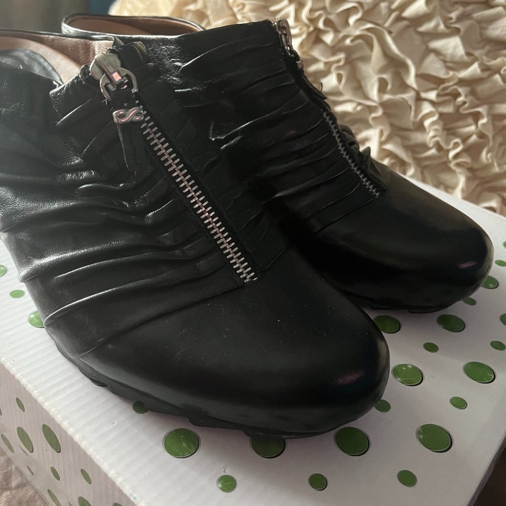 Earthies  Javelle Leather Mule/Clog